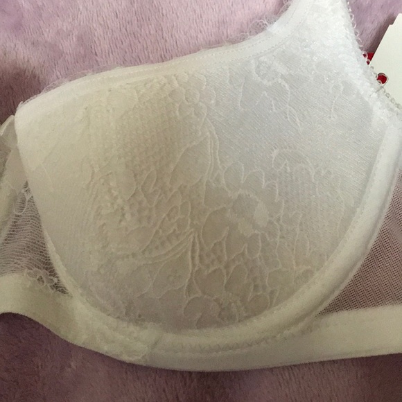 Ladies White Bra, very pretty 🤩 - Picture 2 of 4